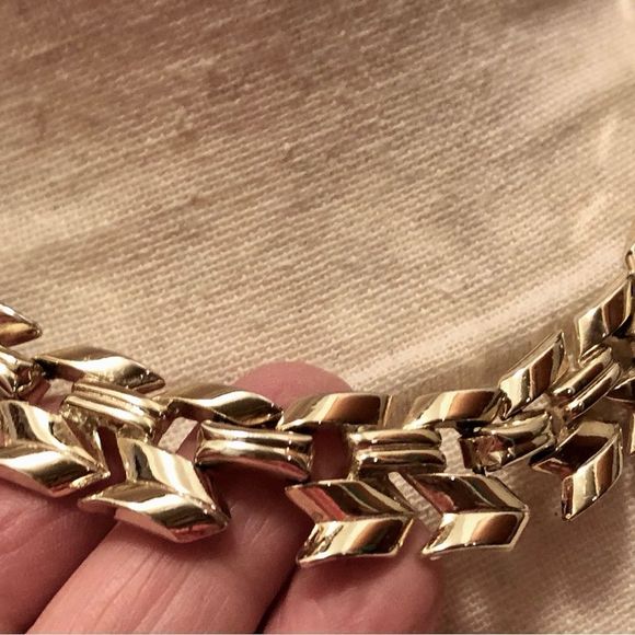 Vintage gold tone 17 1/2” necklace - Picture 4 of 8